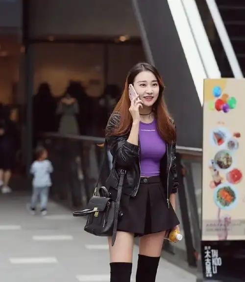 街拍美女穿衣黑白配,露出小香肩,超级性感好看  街拍美女穿衣黑白配,露出小香肩,超级性感好看