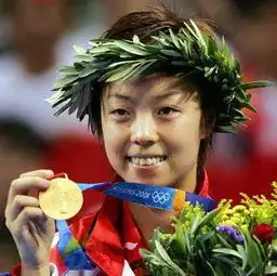  张怡宁霸气金牌随便女儿玩,豪言和男人打才有趣