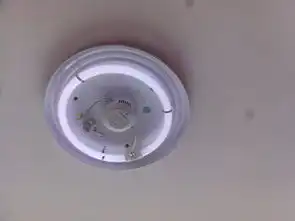  家里的灯突然变得很暗,开跟不开没有多大区别,不知道是哪坏了