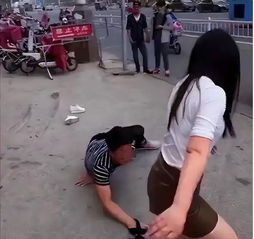  女子当街死死抓住小三,把内衣直接撕碎,网友看到了最想看的