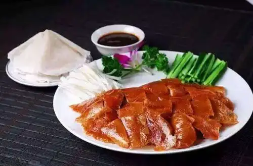  北京烤鸭与广东烧鸭有何区别不仅仅是味道不同,还是行家看得透