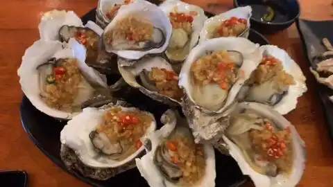  带老婆去吃烧烤,那么大的生蚝一口一个,这满足的表情我笑了
