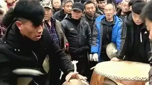  民间的网红来了,这样敲锣和打鼓的样子真到位,是我喜欢的节奏感