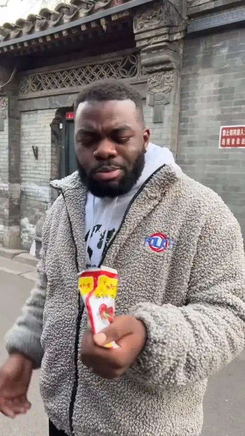 老外解锁干脆面的中国吃法,遭到老外疯抢微视红人外国人在中国搞笑视频fpy  老外解锁干脆面的中国吃法,遭到老外疯抢微视红人外国人在中国搞笑视频fpy