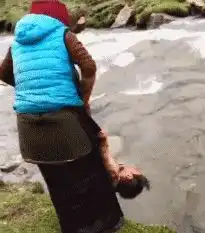  妹子,身材那么好还出来炫耀啊,背后那个是你用来锻炼身体的吗
