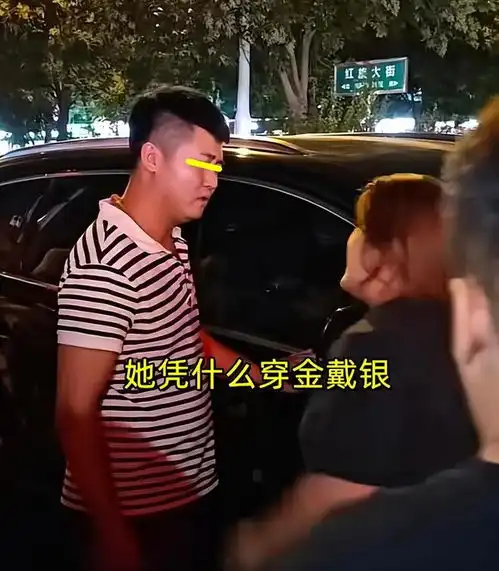  河北原配当街抓小三,丈夫挥金如土,原配挑养家重担,群众围堵