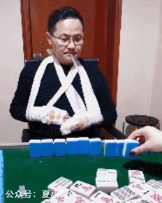  搞笑gif现在的女孩子打架已不再抓头发了,直接拖后腿