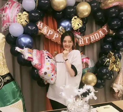  宋祖儿21岁生日晒九宫格,林允分享两人搞怪合照踩点为其庆生