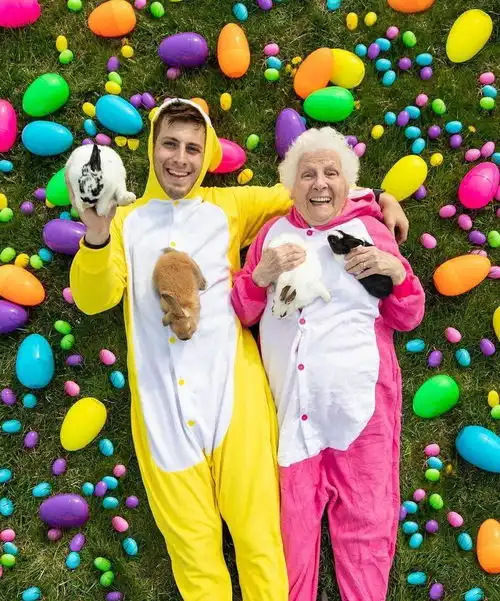 93岁硬核奶奶坐拥1300万粉丝,和孙子的创意照火遍全网等我老了,也要这么酷  93岁硬核奶奶坐拥1300万粉丝,和孙子的创意照火遍全网等我老了,也要这么酷