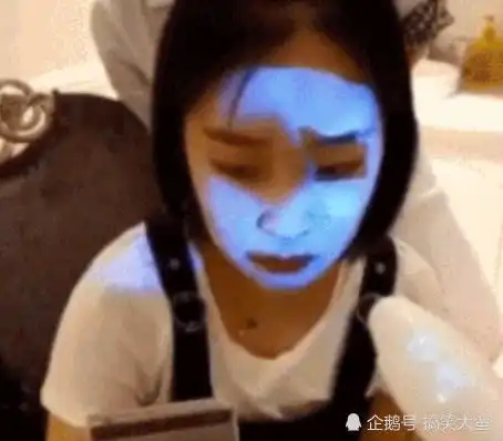  搞笑gif趣图依据小老鼠的舞姿判断,房间内播放的应该是汪峰的歌曲