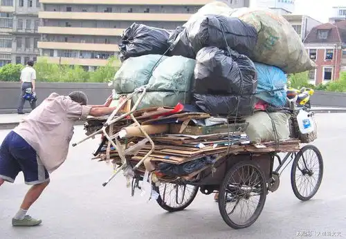 很多人讲收废品暴利,很多称都不准,七两称,我爸就是收废品的市里房租废品店旧家电三轮车网易订阅  很多人讲收废品暴利,很多称都不准,七两称,我爸就是收废品的市里房租废品店旧家电三轮车网易订阅