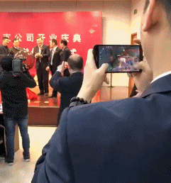  搞笑gif趣图这娘俩怕是把一辈子的好运气都用光了,真是太幸运了