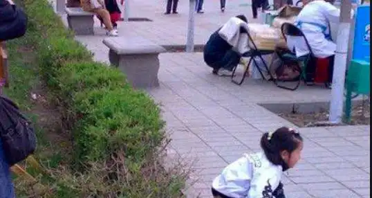 当街拉屎小孩