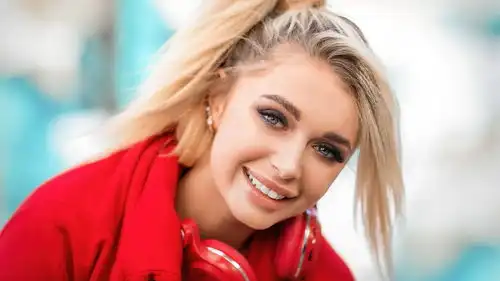 搞笑gif段子萌娃没看到我在看美女吗别打扰我  搞笑gif段子萌娃没看到我在看美女吗别打扰我