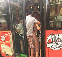  搞笑gif自从换了个女班主任,班里再也没人逃课了