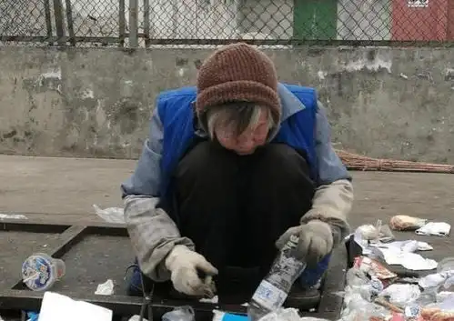 老人捡破烂得一小鼎,2个不孝子争着孝敬她,老人去世后村民叫好  老人捡破烂得一小鼎,2个不孝子争着孝敬她,老人去世后村民叫好