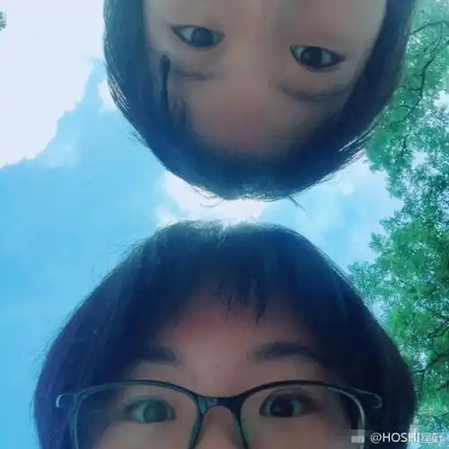  窦靖童陪妹妹过15岁生日,姐妹俩玩自拍停不下来
