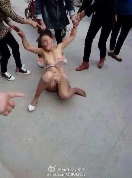  河南濮阳女子当街被扒光