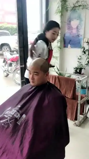  小伙去理发,妹子剪了一半不剪了,你是来搞笑的吗