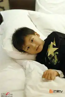 爸爸4亮仔搞怪做鬼脸被窝照软萌似猫咪  爸爸4亮仔搞怪做鬼脸被窝照软萌似猫咪