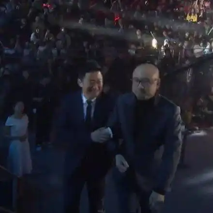  影帝间的友情吴京徐峥手挽手领奖莫名娇羞,谢楠表情亮了