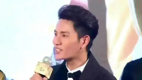  陈坤晒照长发胡须眼神深邃表情包调皮自黑很搞笑