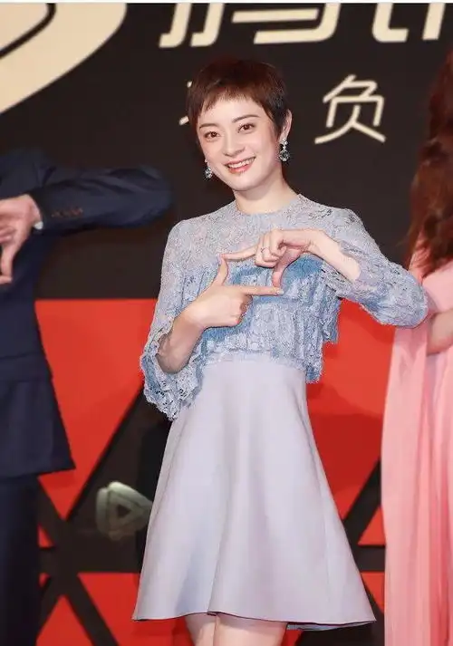  37岁孙俪难得性感一回,穿黑色斜肩上衣白得发光,腰肢纤细身材好