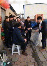  爆笑gif图新郎给岳父点烟,说要结拜,被新娘一脚踹倒