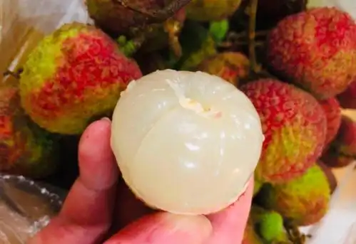  荔枝降价任意吃,但也要会挑,水果贩子不小心透露3买3不买
