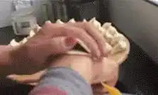  搞笑gif图片笑话段子热水器坏了,只能让小棉袄拿烧水壶洗头