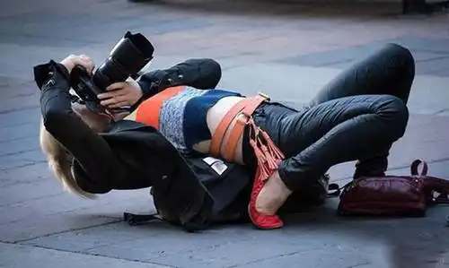 搞笑gif趣图乱停车的下场,环卫大爷之怒  搞笑gif趣图乱停车的下场,环卫大爷之怒