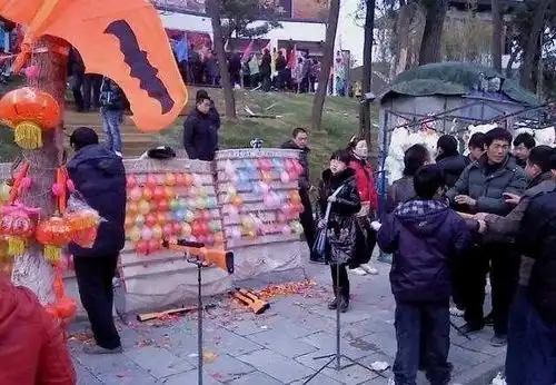 摆地摊卖什么才最赚钱又没那么麻烦博博气球培训班告诉你