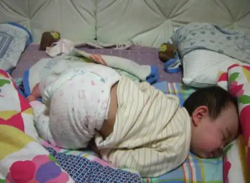 搞笑趣图萌娃们的爆笑睡姿,全身都是戏,无可超越  搞笑趣图萌娃们的爆笑睡姿,全身都是戏,无可超越