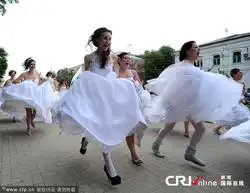  俄罗斯举办新娘快跑活动美女着婚纱一路狂奔