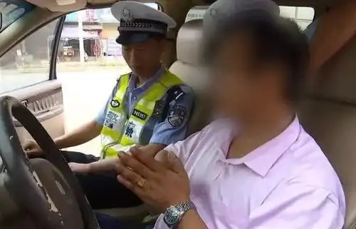 男子高速驾车时听大悲咒,竟双手合十盘腿拜佛  男子高速驾车时听大悲咒,竟双手合十盘腿拜佛