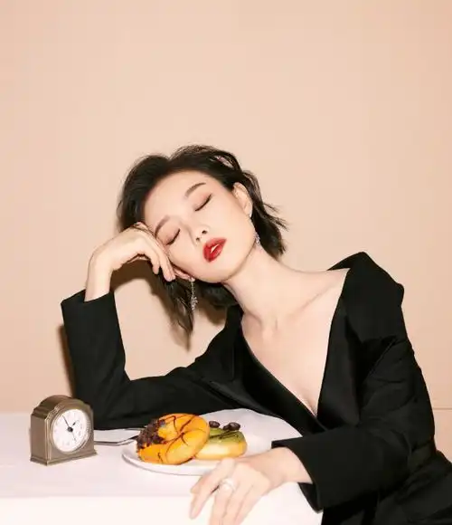  倪妮时尚杂志曝光,藕粉西服套装真空出镜,驾驭浮夸发型依然高级