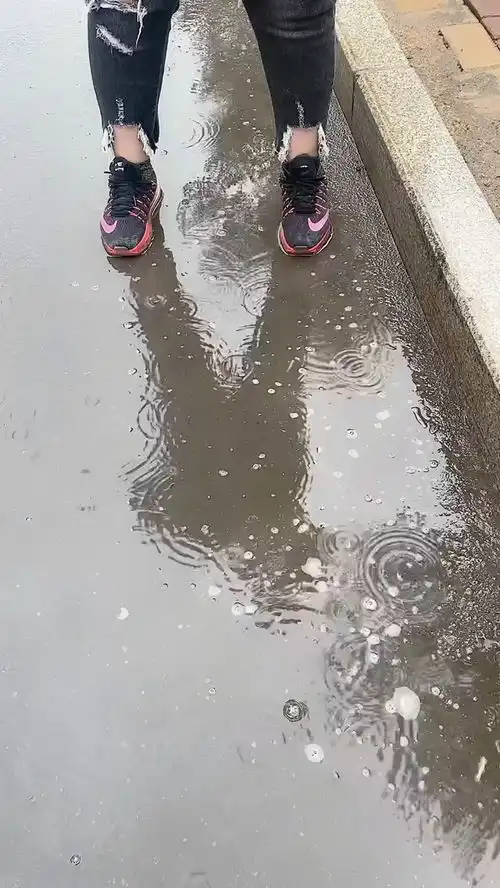 下雨了好好玩哦搞笑段子搞笑视频  下雨了好好玩哦搞笑段子搞笑视频