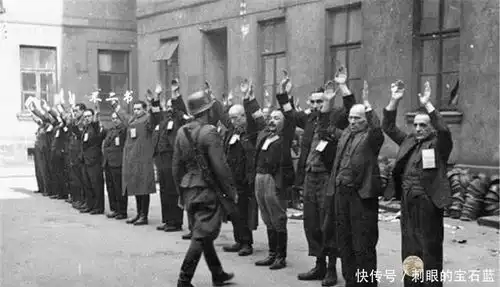 老照片二战纳粹德军杀戮犹太裔人的镜头越过时光依旧满眼悲伤  老照片二战纳粹德军杀戮犹太裔人的镜头越过时光依旧满眼悲伤