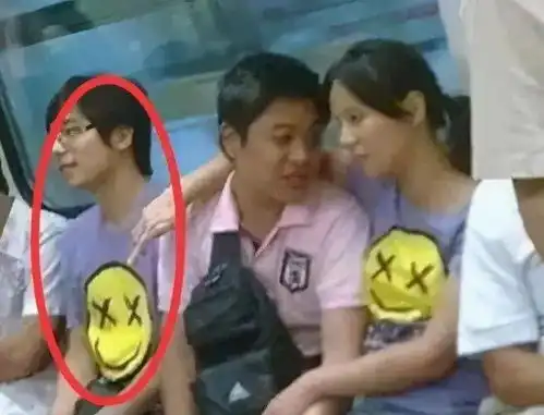 搞笑图片女同学摆地摊被我遇到了,全是她用过的东西,我该选哪个呢