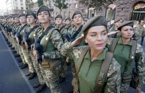 乌克兰女兵积极请战,要跟车臣大兵硬碰硬普京头号迷弟乐了