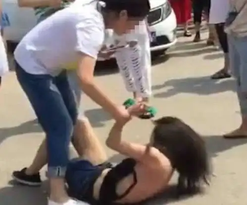  同事聚餐,邻桌姑娘被1男3女扇耳光,同事打抱不平才知活该