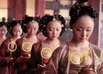  电视剧里的搞笑穿帮镜头,这个宫女不老实啊