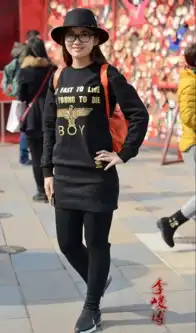  街拍面对镜头美女表情很有趣组图