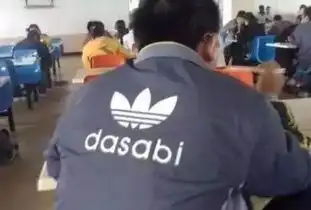 咦惹好污一哥们说媳妇来大姨妈了,我给她吸血呢... 咦惹好污一哥们说媳妇来大姨妈了,我给她吸血呢...