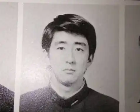  安倍晋三的老婆是豪门千金,追男星搞派对嗜酒如命,不生娃还受宠