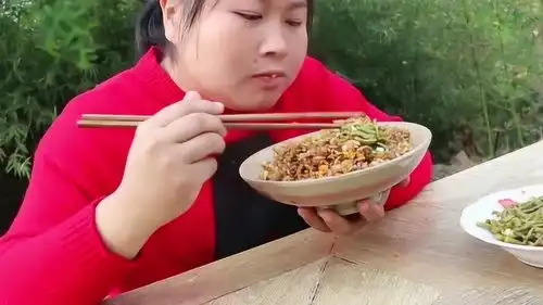  胖妹自家酸豆角太下饭了,搞个酱油炒饭配着吃,差点吃撑了