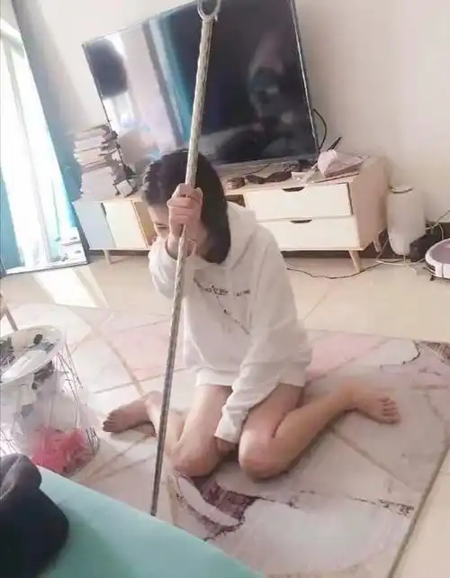  搞笑图片经过外卖小哥耐心地喂吃,栅栏里的女生终于吃饱