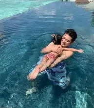  陈赫认真工作,却不想被老婆各种表情恶搞,实在是太恩爱了
