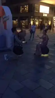  男子北京三里屯掏出喇叭表白喇叭传出收废品叫卖声