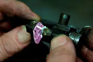  世界最大钻石公司拍卖8克拉粉钻或超亿